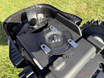 底部装有小型割草盘