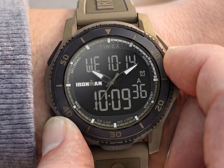 图中展示了一款沙色的 Timex Ironman Adrenaline 模拟-数字双显示腕表,佩戴在手腕上,可见黑色表圈和数字显示屏。
