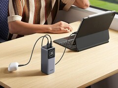 UGREEN Nexode Power Bank 12000mAh 100W 有两个端口。(图片来源：UGREEN）