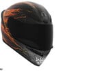 AGV K1 S《Street Fighter 6》Ken 摩托车头盔,饰有黑色、灰色和火焰图案。
