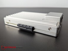 侧面PCIe 3.0 x 4