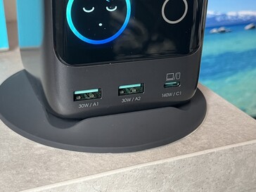 2x USB Type-A（各 30 瓦）+ Type-C（140 瓦）