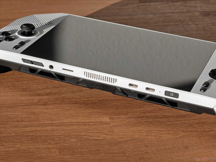 端口：音量按钮、3.5 毫米音频、microSD 读卡器、2 个 USB-C 4.0（带雷电 4（40 Gbit/s）、DisplayPort ALT 模式、Power Delivery 3.0）、带指纹扫描仪的电源按钮