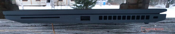 右边。智能卡读卡器、USB-A 3.2 Gen 1、Kensington插槽