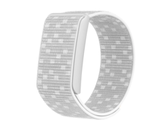 Amazfit Helio Strap 还有白/灰（上图）和灰/黑两种配色。(图片来源：Amazfit）