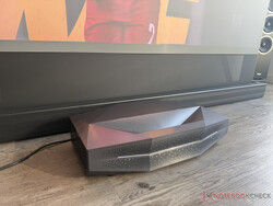 100 英寸的 Aetherion Max 只需要与屏幕外壳保持几厘米的距离。