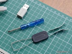Keychron C1 Pro 8K 包括拆卸工具和 USB C 至 A 适配器。 