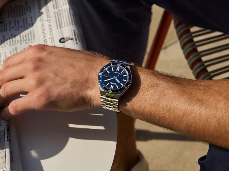 深蓝色表盘的 Citizen NJ0230-59L