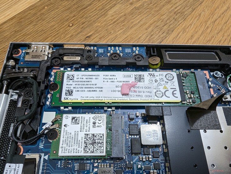 拆除铝制盖板，露出主要的SSD。