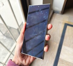 三星Galaxy S24 Ultra 已经让一些用户看到了难看的显示屏褪色现象（图片来源：@xeetechcare, X）