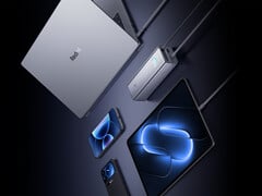 Power Bank Pro 25000 配备一根内置线缆、一个 USB-C 端口和一个 USB-A 端口。图中：移动电源与其他设备并排摆放。