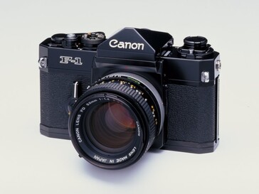 佳能 F-1 是 20 世纪 70 年代的旗舰单镜头反光相机，因其卓越的制造质量和靓丽的外观而深受模拟摄影爱好者的喜爱。(图片来源：佳能相机博物馆）