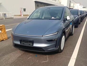 全新冰川蓝配色 Model Y Juniper 在中国的售价为 1100 美元。