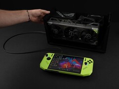 Razer Core X V2 eGPU 底座，配备连接至微星 Claw A8 掌上游戏 PC 的 NvidiaGeForce RTX 显卡。(图片来源：ETA PRIME via YouTube）