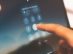 手指在屏幕上的数字键盘上输入PIN码