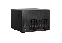 XYC X108 NAS PC 的八个硬盘托架可支持高达 144 TB 的超大存储空间。(图片来源：AliExpress）