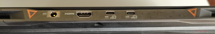 后置：DC 输入、HDMI、USB-C 4（包括 PD）、USB-C 3.1 Gen2（包括 PD）