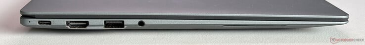 左侧：USB-C 4.0，支持 Thunderbolt 4（40 Gbps、DisplayPort 1.4、Power Delivery 3.0）、HDMI 2.1、USB-A 3.2 Gen 2（10 Gbps）、3.5 mm 立体声插孔