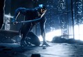 摩天大楼中手持宝剑的 Ghostrunner 角色