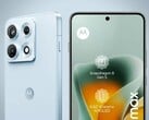 摩托罗拉 Edge 70 Max 凭借其纤薄机身内搭载的 7,100 mAh 电池而脱颖而出。