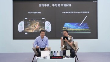 红米游戏手柄是直播中展示的红米 K Pad 的两个配件之一。(图片来源：Redmi）