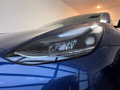 美国的特斯拉汽车终于有了矩阵大灯功能（图片来源：jojje167 on X）