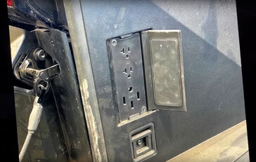 特斯拉似乎在 Cybertruck 的车床上装满了电源插座，包括两个标准的 110 V 插座和一个 NEMA 14-50 插座，以满足 220 V 的需要。(图片来源：YouTube 上的 TFLEV）