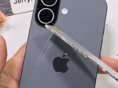 iPhone 17 背面被铝永久划伤。(图片来源:YouTube 上的 JerryRigEverything,截图)
