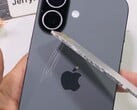iPhone 17 背面被铝永久划伤。(图片来源：YouTube 上的 JerryRigEverything，截图）