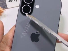 iPhone 17 背面被铝永久划伤。(图片来源：YouTube 上的 JerryRigEverything，截图）