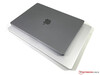 MacBook Pro 16 2021（底部）与MacBook Pro 14 2021（顶部）相比。