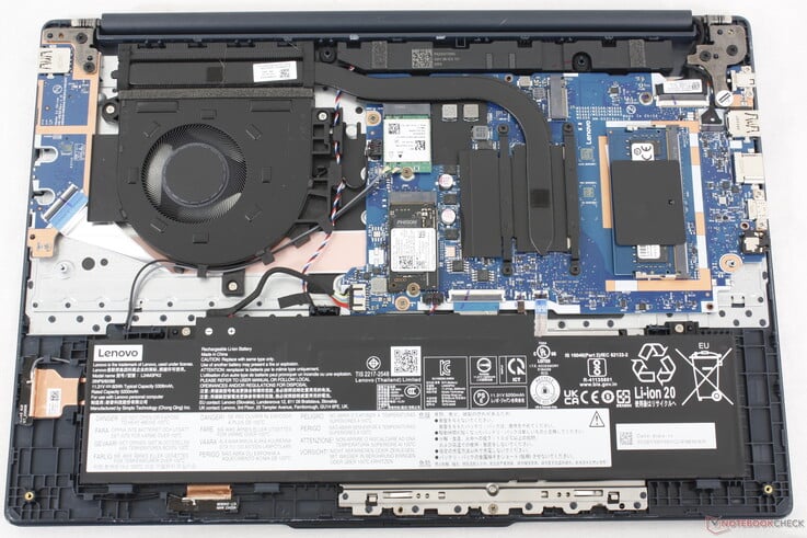 2025款 IdeaPad Slim 3 15IRH10R 主板对比图显示，内部结构未发生重大变化
