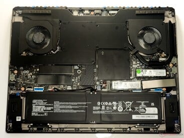 微星 Titan 18 HX AI：内部结构
