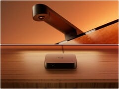飞利浦 Hue Play Screen Sync 搭配鱼眼镜头（上）和 Play HDMI 同步盒 4K（下）。