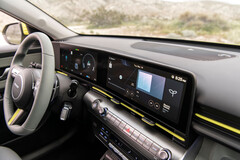 Kona EV 的全景显示屏直接从电动车 Ioniq 家族中提取。(图片来源：现代汽车）