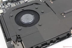 微星 Stealth 18 的双 ~60 毫米风扇可达到 63 分贝（A）的噪音，但最多只能带来微不足道的性能优势（图片来源：Notebookcheck）