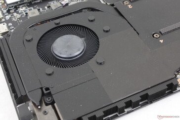 运行负载要求不高时,风扇很安静,但玩游戏时,风扇会变得高亢