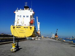 停泊在码头的集装箱船（图片来源：Bruno Hervas via Unsplash）