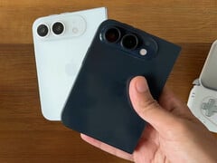 这款折叠屏手机最终可能会被命名为“iPhone Duo”。图为传闻中该智能手机的模型。