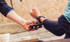 Garmin Instinct 3 将提供 Garmin Pay 非接触式支付功能。(图片来源:Garmin)