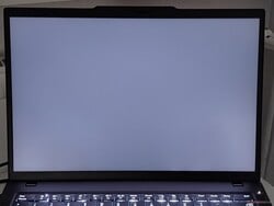 几乎没有背光出血现象（此处显示为增强型）