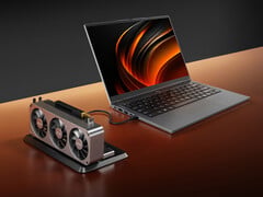 Lecoo Pro 14 同时配备了 OCuLink 和 USB4 接口。图为配备外接显卡(eGPU)的笔记本电脑。