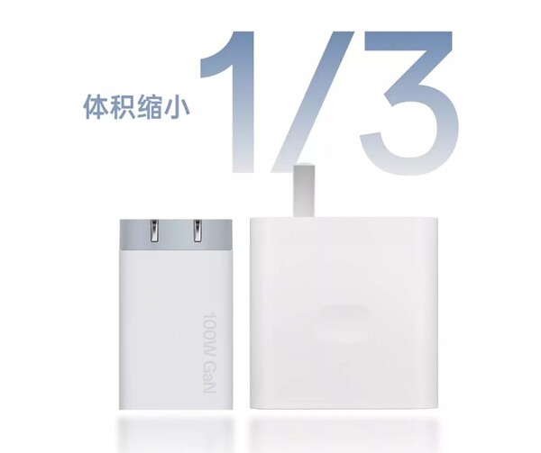 新款 OnePlus 100W Compact SuperVOOC GaN 充电器比旧款 100W SuperVOOC 充电器小得多。(图片来源：OnePlus）