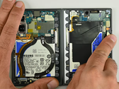 iFixit 的研究结果与 JerryRigEverything 的研究结果在很大程度上重合，但得出的结论却有所不同。