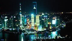摩天大楼中出现罕见的混叠现象，但放映机将其控制在最小范围内。(图片来源：米高梅《天降杀机）