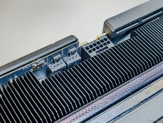 VBIOS 开关、风扇接头和 12V-2x6 连接器