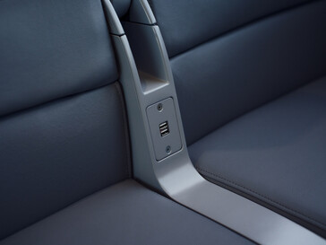 座位之间的 USB-A。(图片来源：Amtrak）