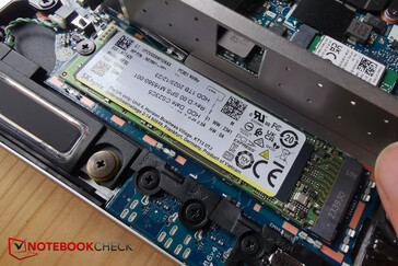 我们临时更换了内部的 SK hynix