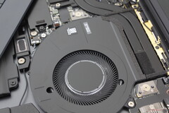 配置酷睿 Ultra X7 时，XPS 16 将真正大放异彩，尽管它需要更多的功率和更大的噪音