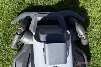 倾斜的前轮给 Airseekers Tron 带来了不必要的困难。